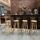 Suite de 4 tabourets de bar en sapin