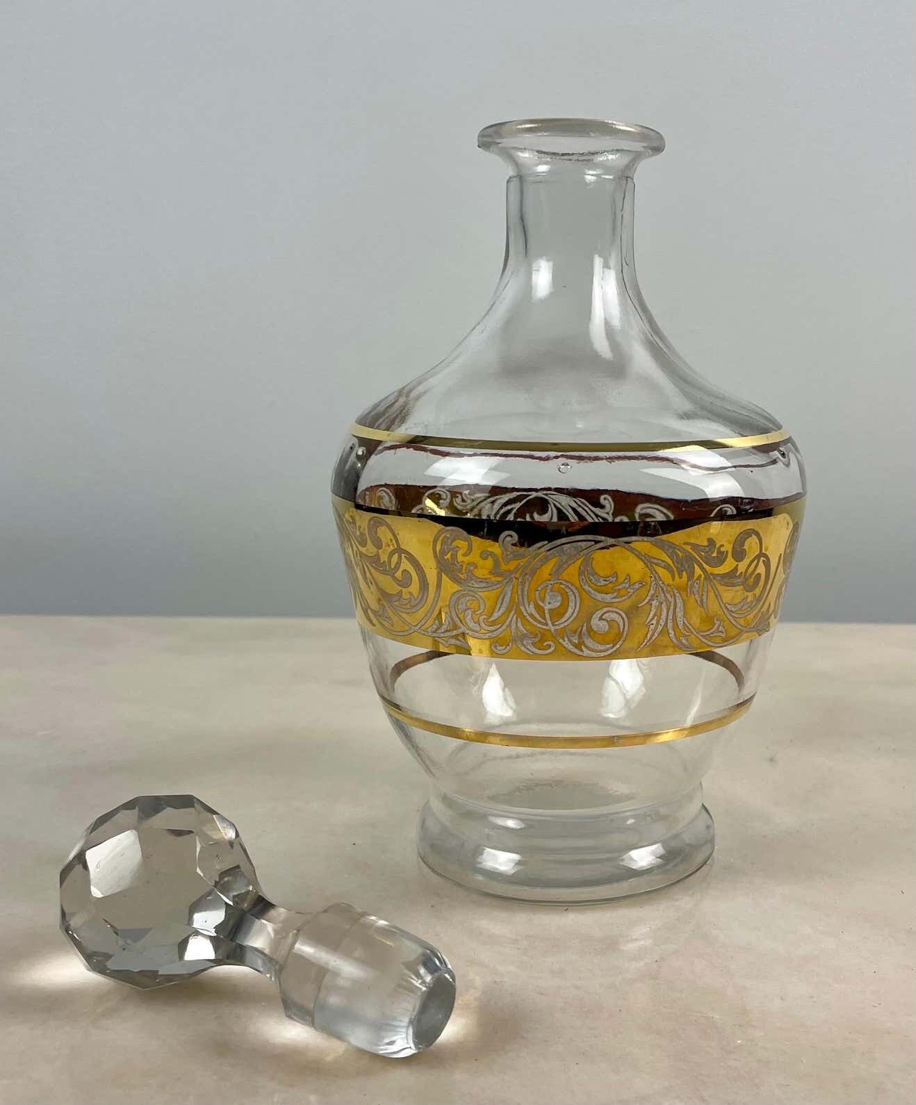 Produits Charming glass carafe with golden decoration