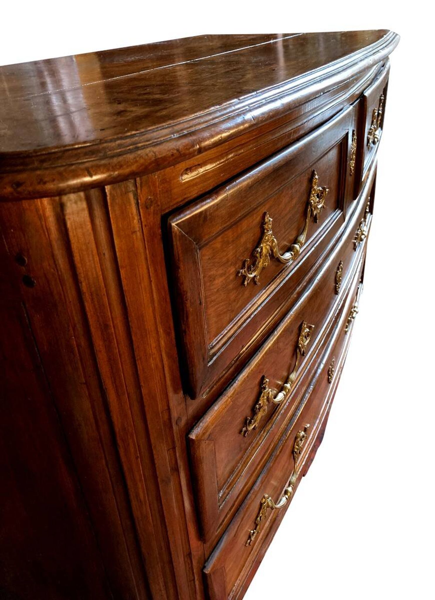 Commode en noyer Régence poignées aux chinois XVIIIe siècle