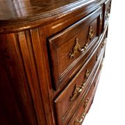 Commode en noyer Régence poignées aux chinois XVIIIe siècle