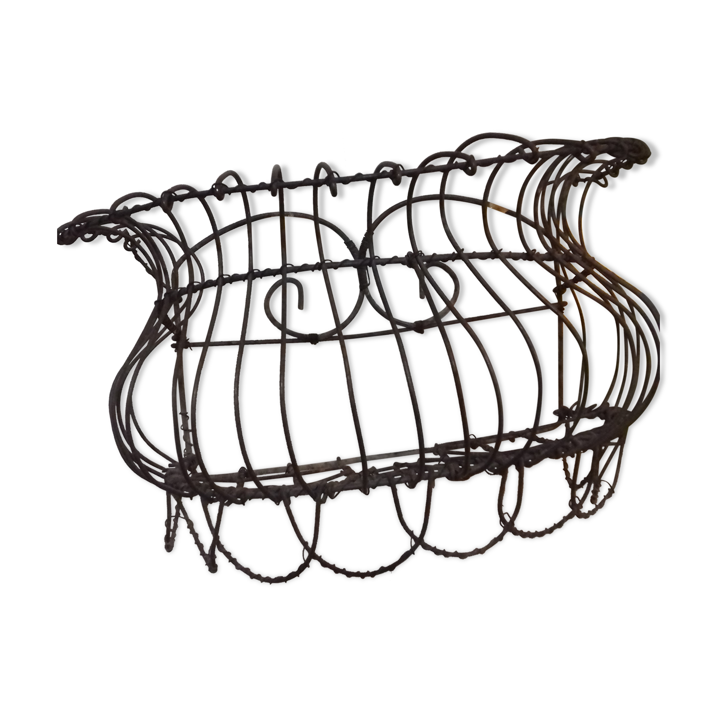 Small basket of rounded wire