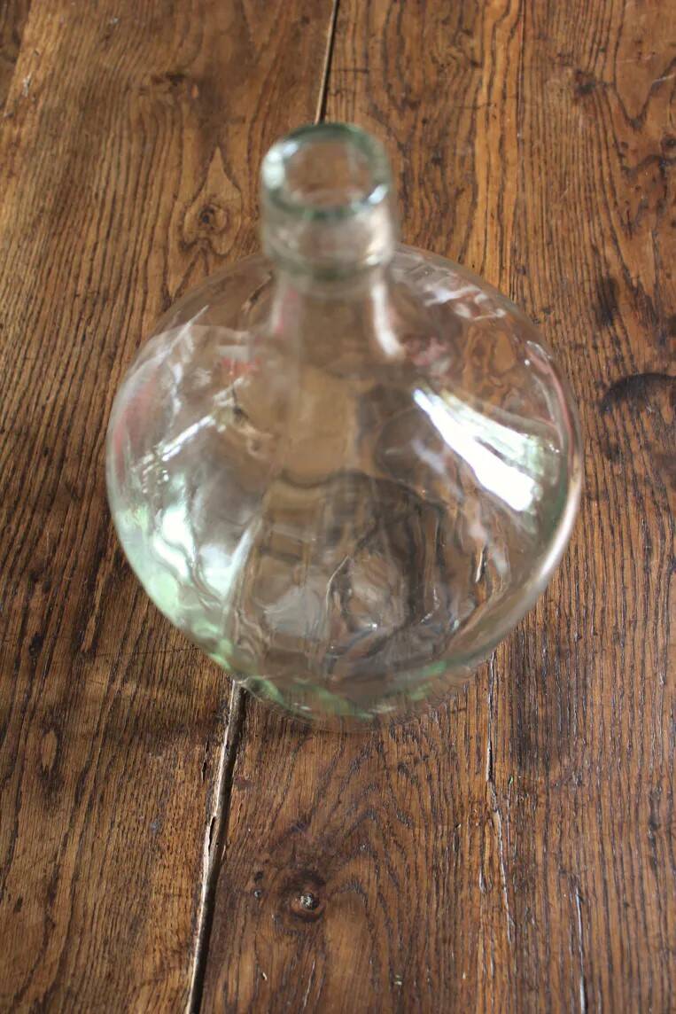 Give me a transparent glass bottle, Jeanne.