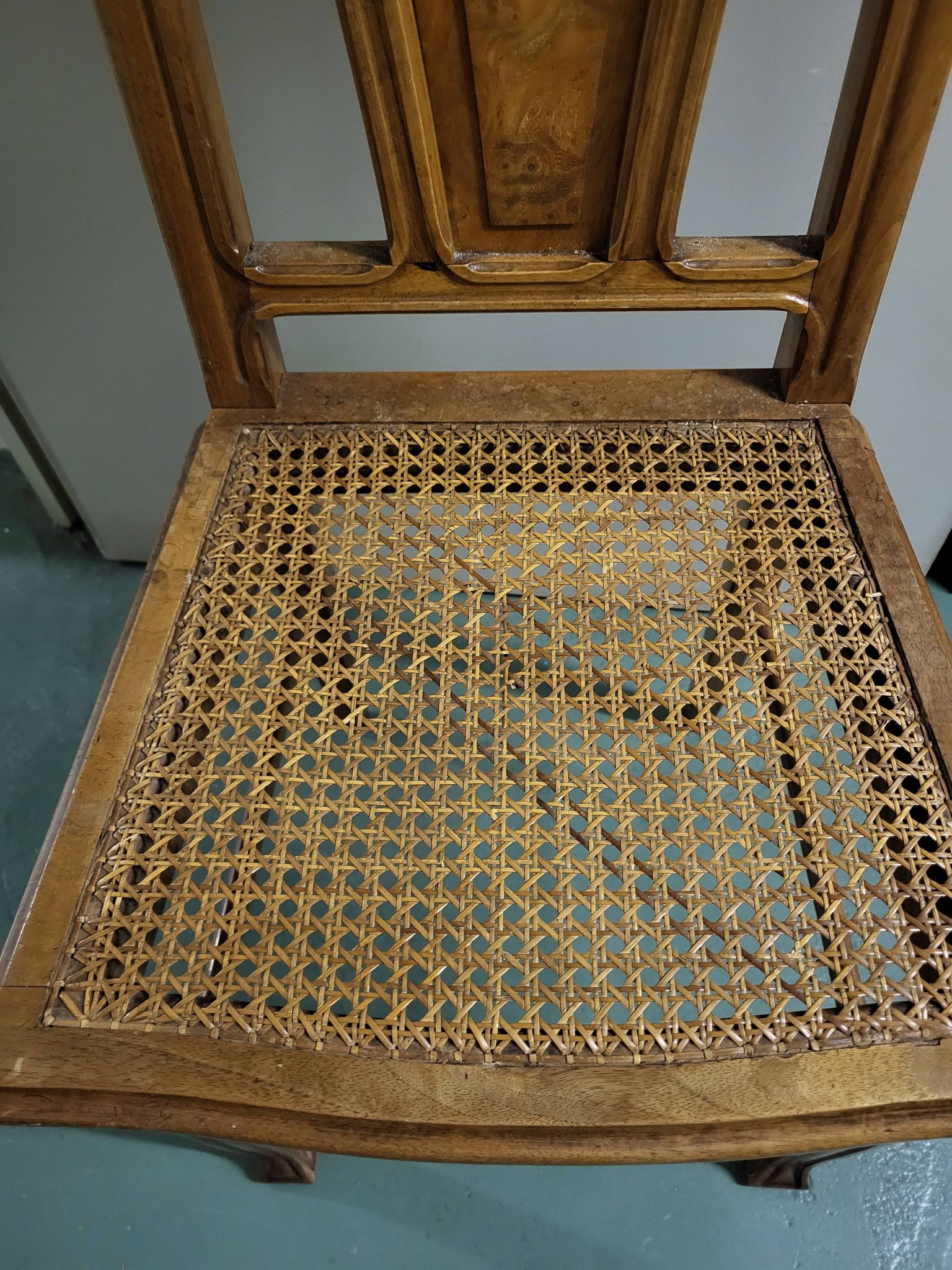 Table et 10 chaises de style Art Nouveau