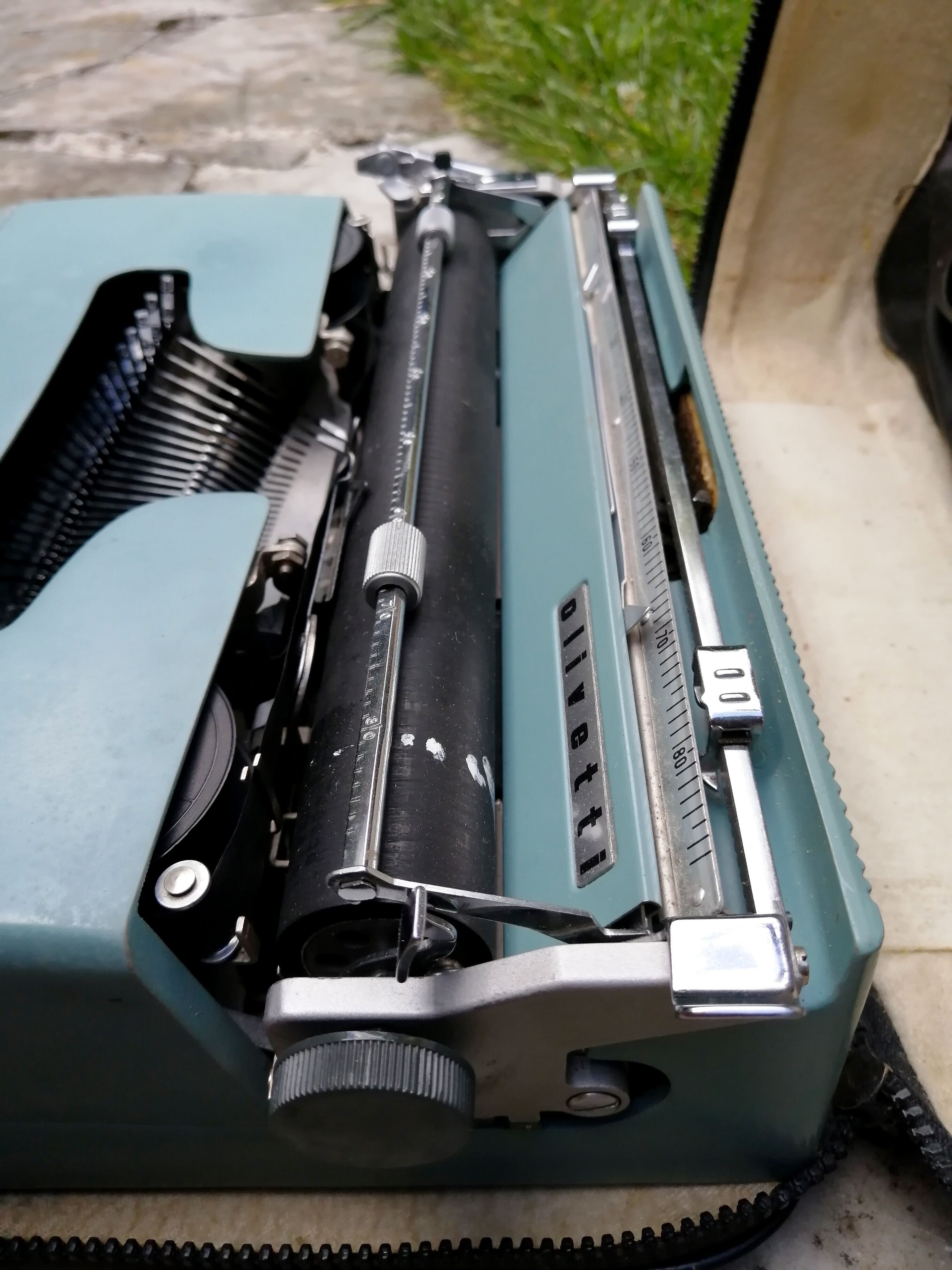 Olivetti lettera 22 typewriter