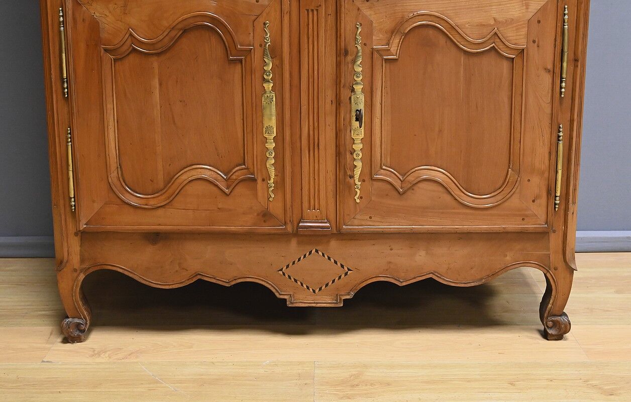 4-door cherry wood cabinet, regional work, Louis XV style – first part of the 19th century