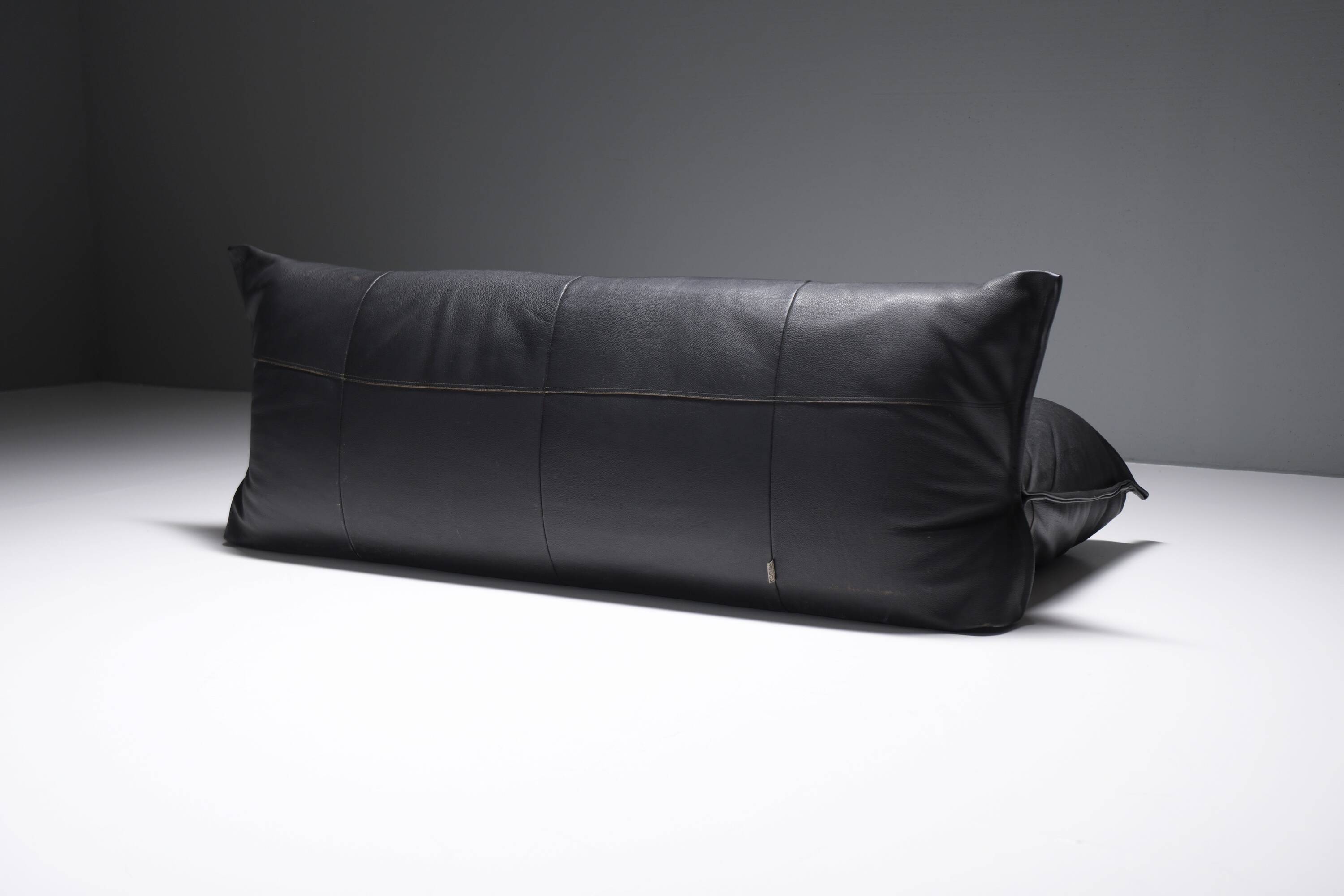 Exceptional YOKO lounge sofa in original leather by Michel Ducaroy - Ligne Roset