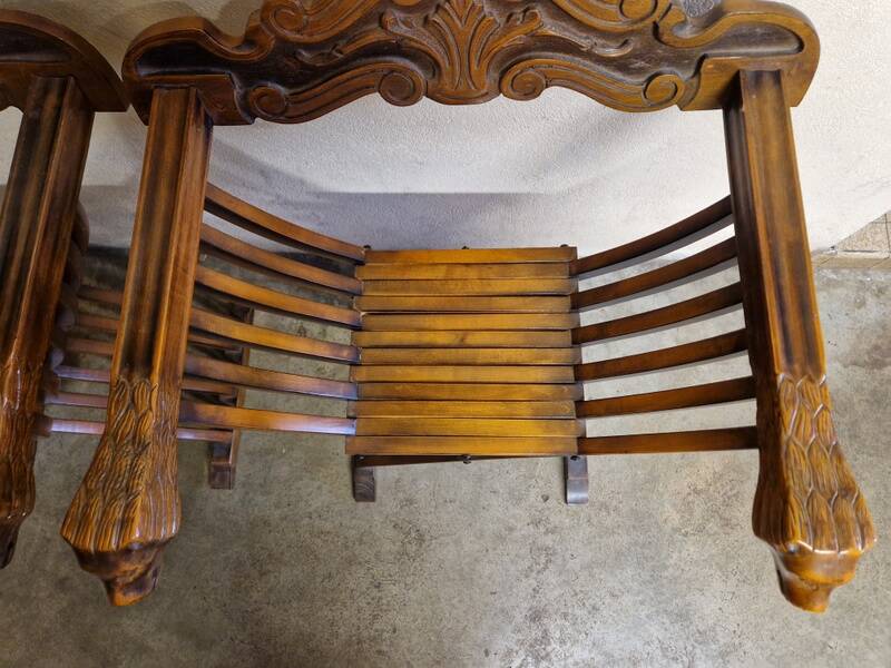 Pair of curule chairs known as Savonarole chairs - In carved wood