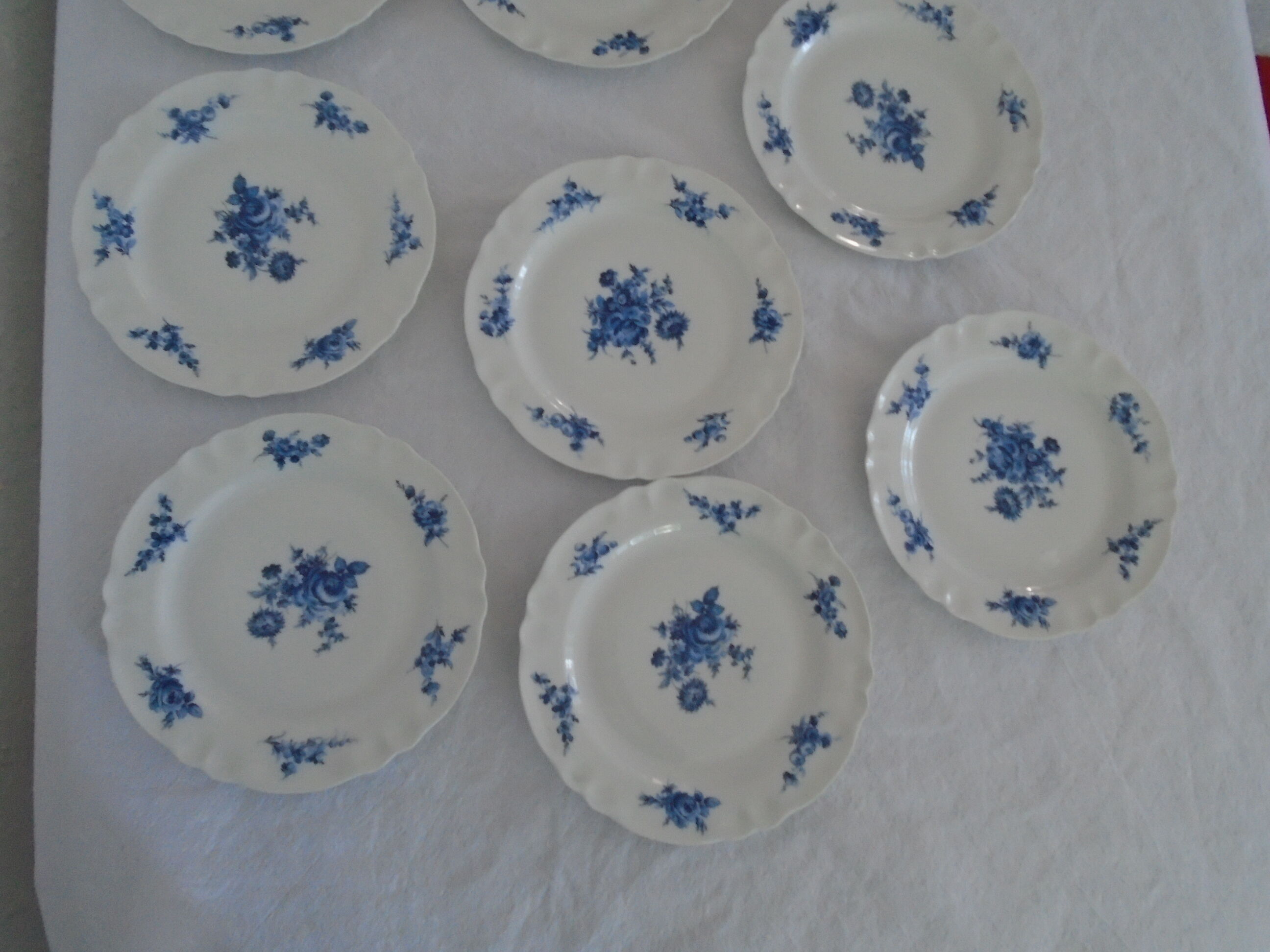 Set de 8 assiettes porcelaine de Limoges France décor fleurs bleues  diamètre 20 cm
