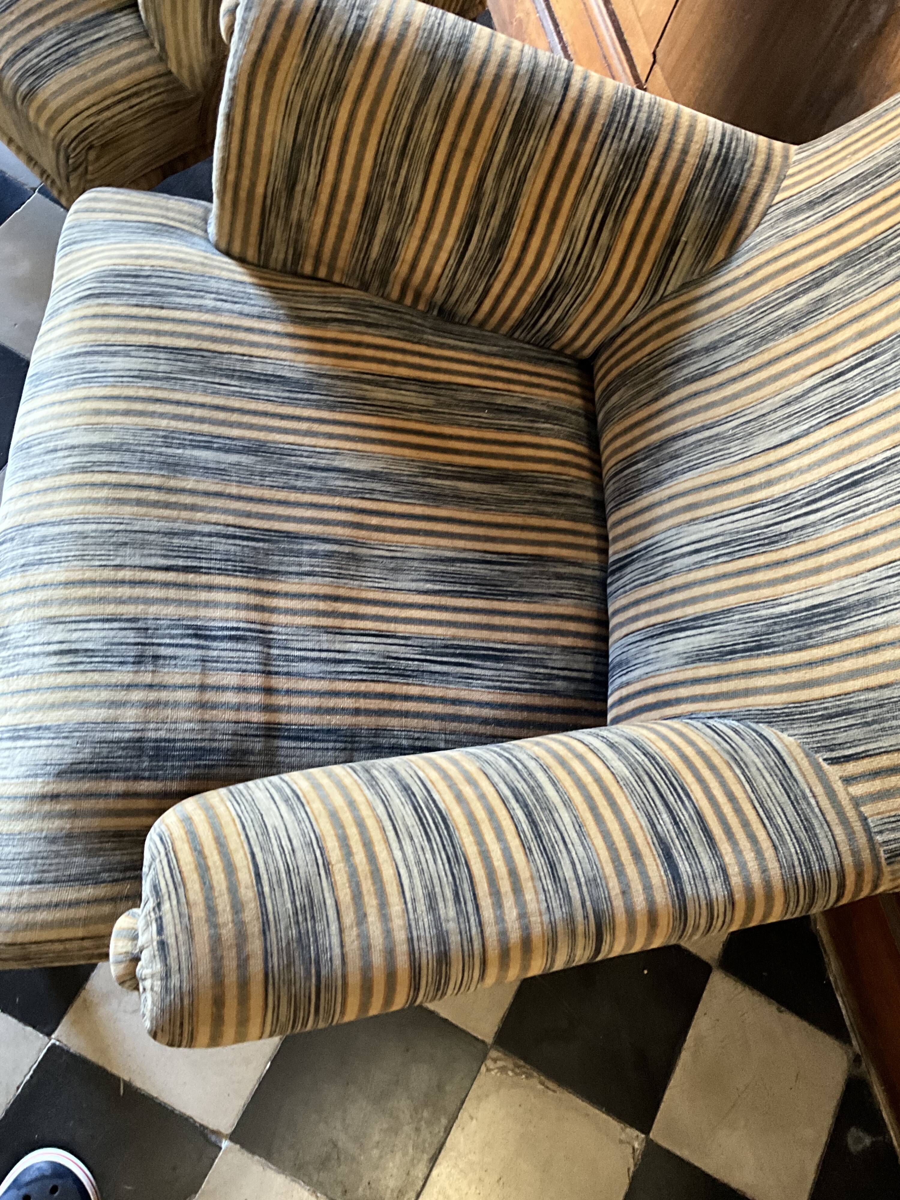 Une paire de fauteuils en velours.