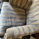 Une paire de fauteuils en velours.
