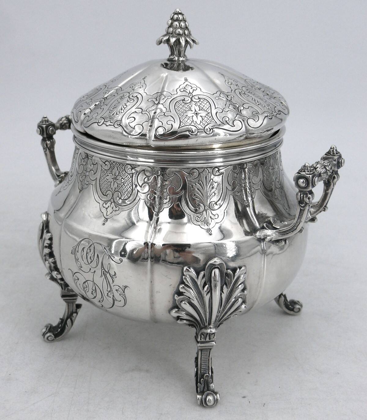 Edmond Tétard, beau sucrier en argent massif Minerve de style Régence.