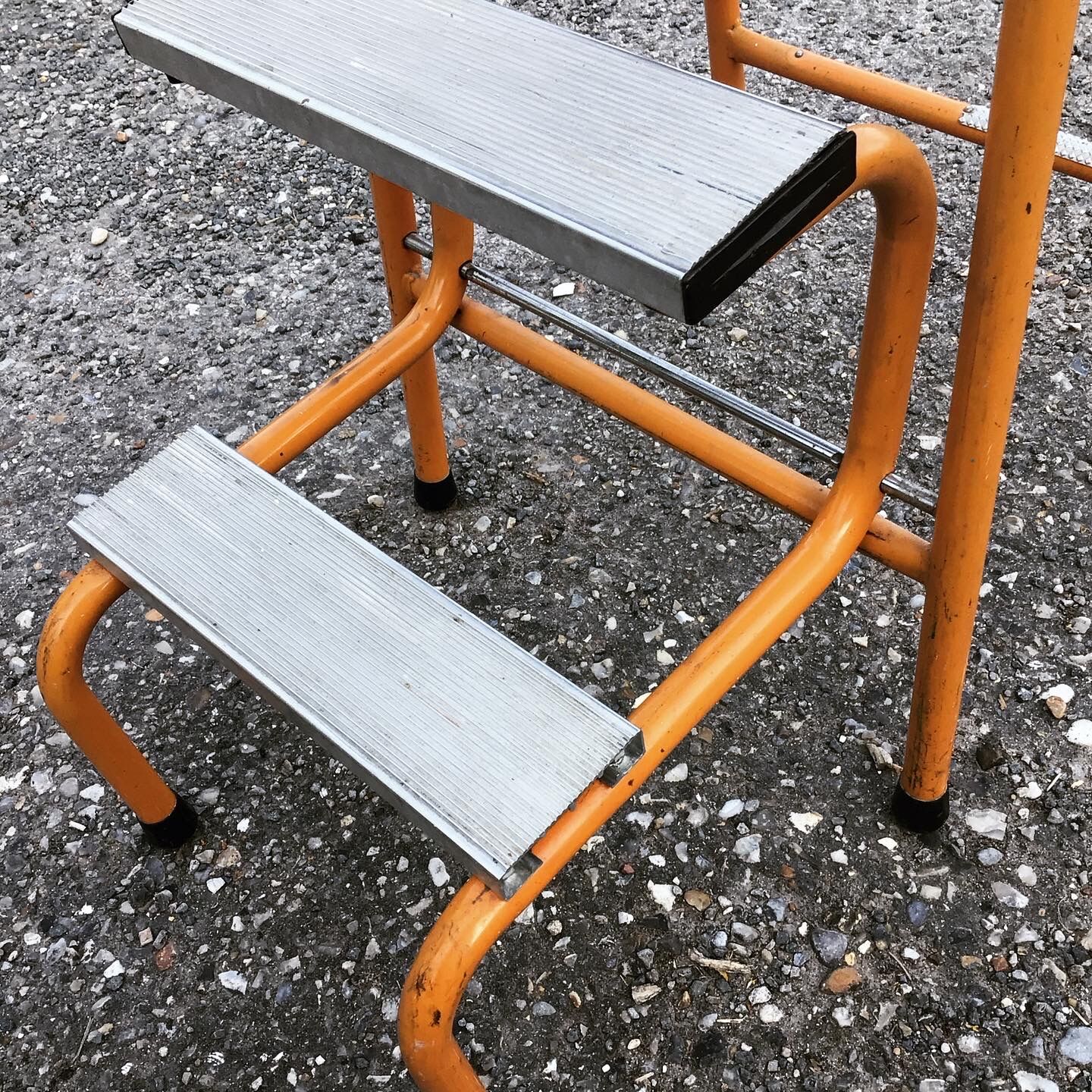 Orange metal step and skaï