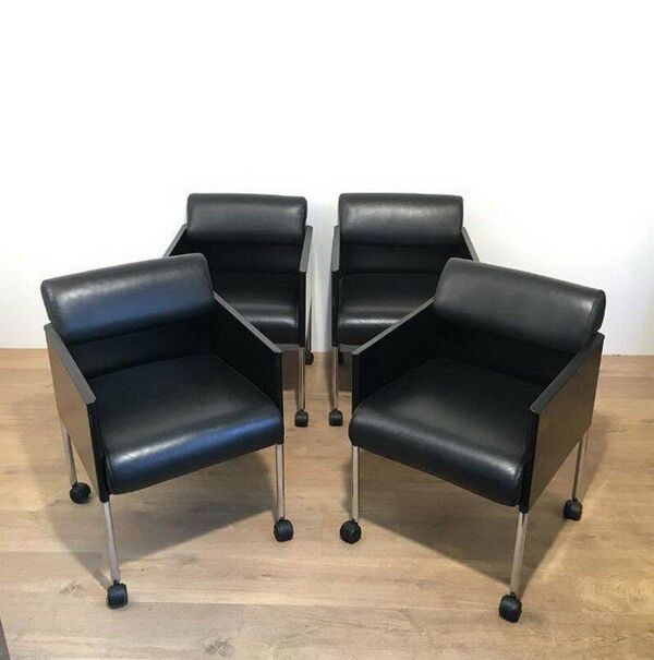 Suite de 4 fauteuils en cuir et métal laqué noir. Rosenthal
