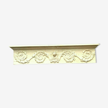 Fronton de porte ou panneau décoratif en bois et stuc patiné XX siècle