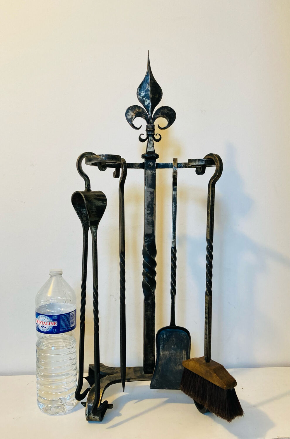 Accessoires de cheminée époque milieu XXe en fer forgé fleur de LYS