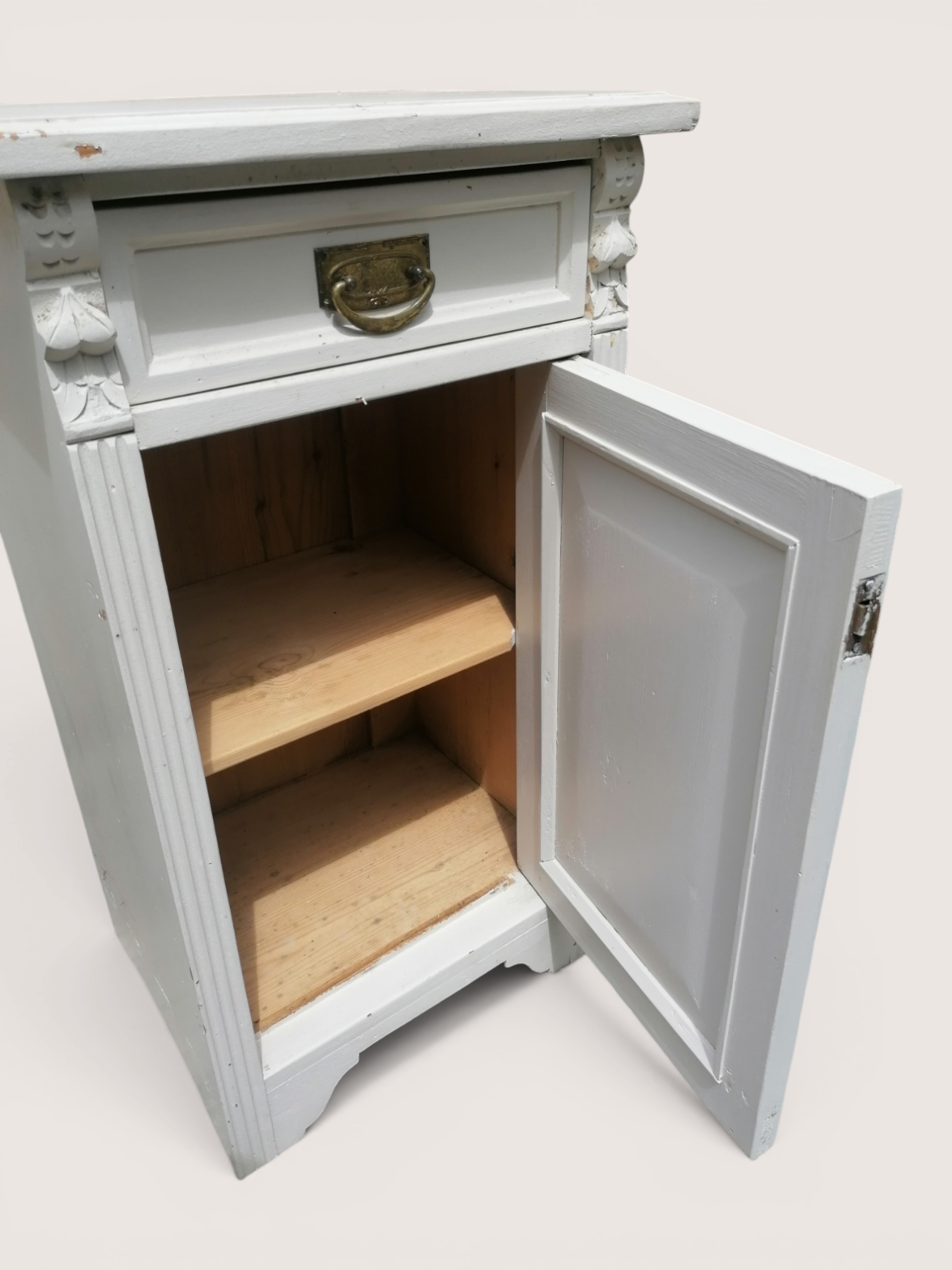 Paire de tables de chevet blanches en bois.