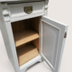 Paire de tables de chevet blanches en bois.