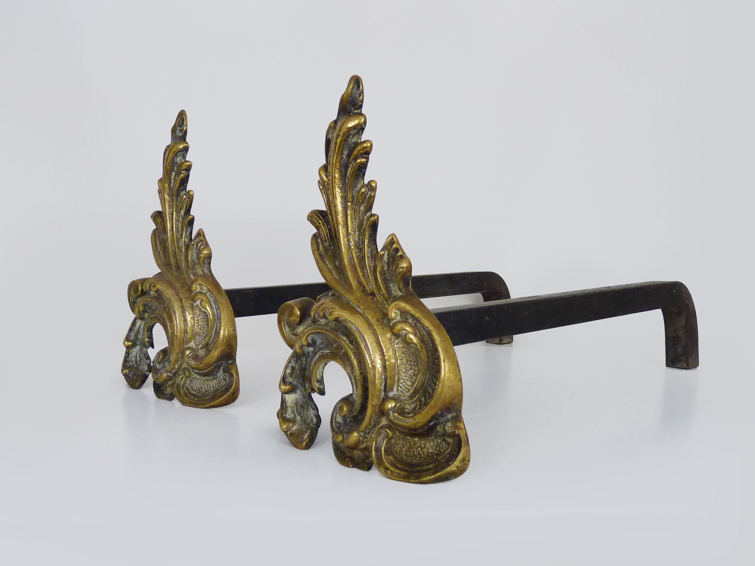 Paire de chenets de cheminée en bronze et fonte. Début XXème