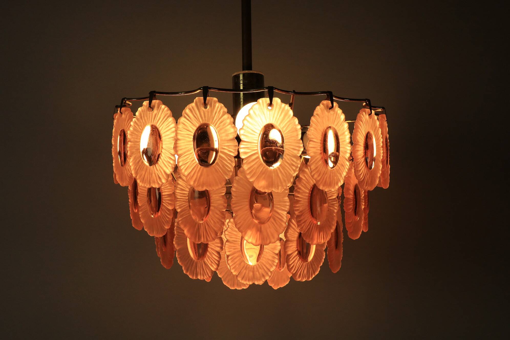 Chandelier vintage des années 70 avec 51 médaillons en verre rose, 37 cm