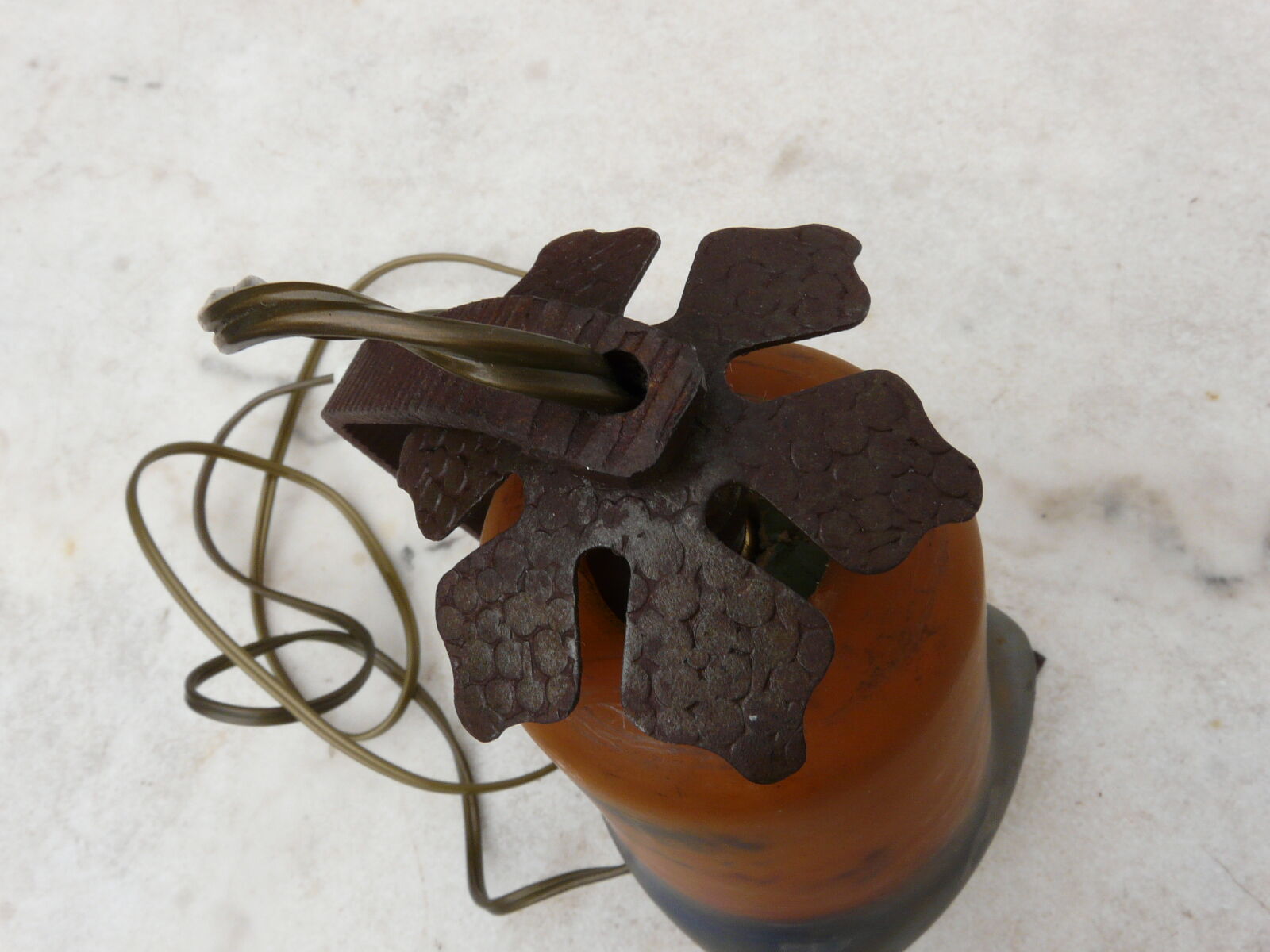 Art Deco lamp in glass paste and wrought iron with leaves