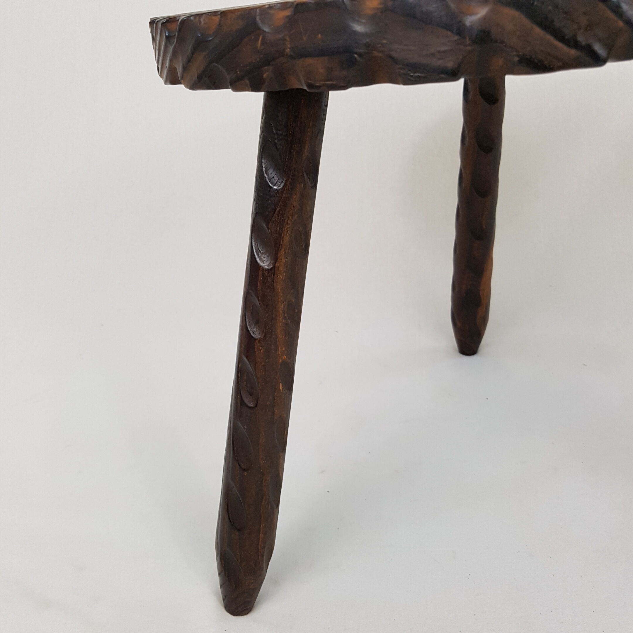 Coffee table in solid wood, tripod