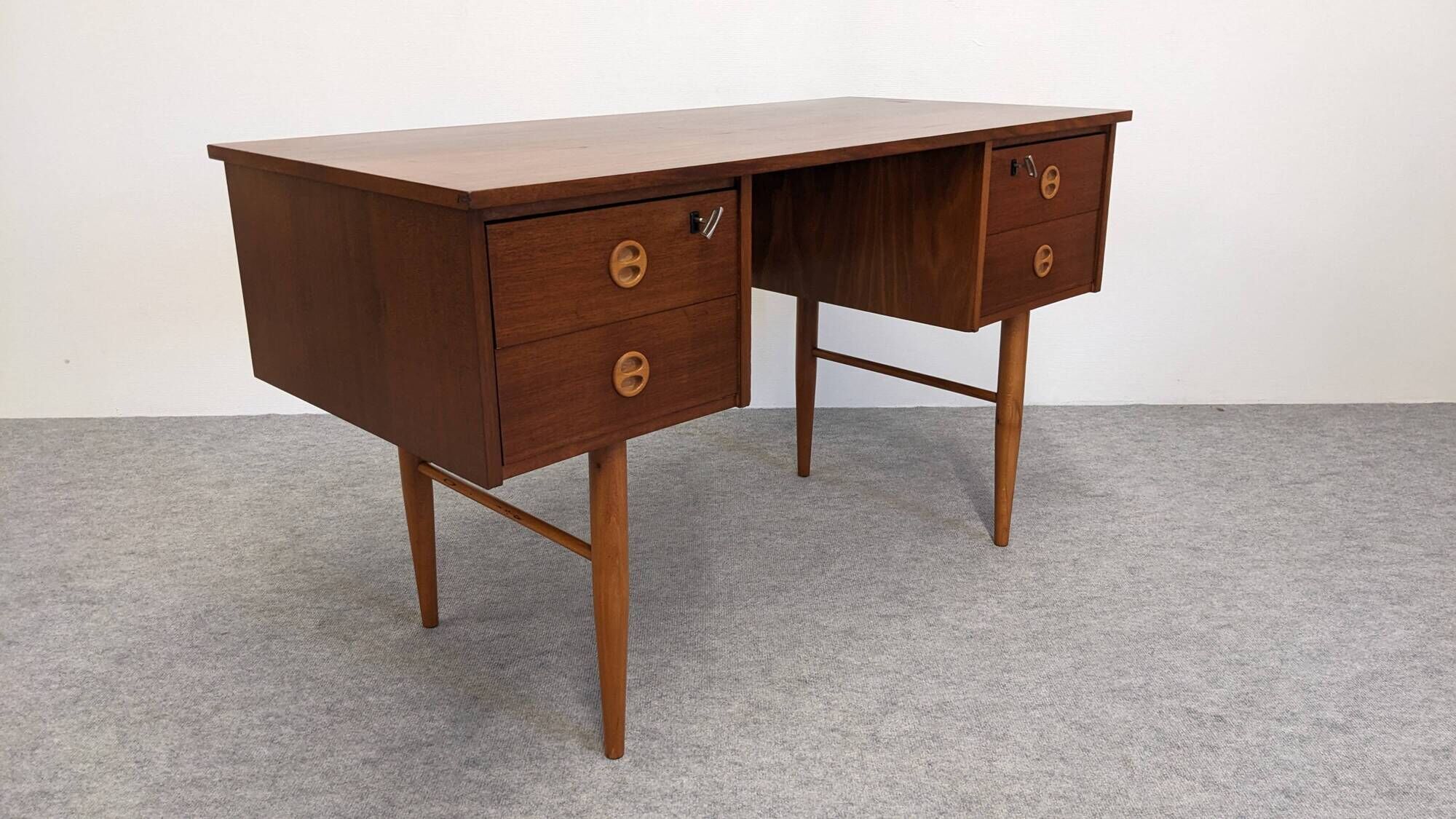 Desk and its removable shelf in Scandinavian style made of teak, RDA around 1960.