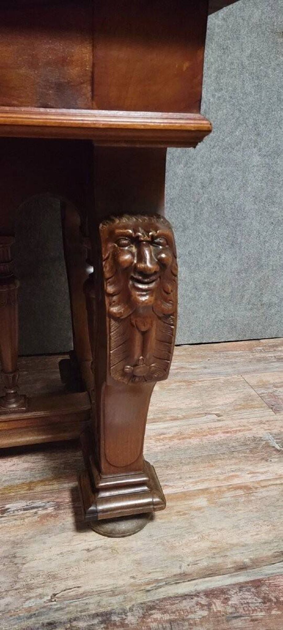 Table de milieu en noyer sculpté – Style Néo-Renaissance – XIXe siècle