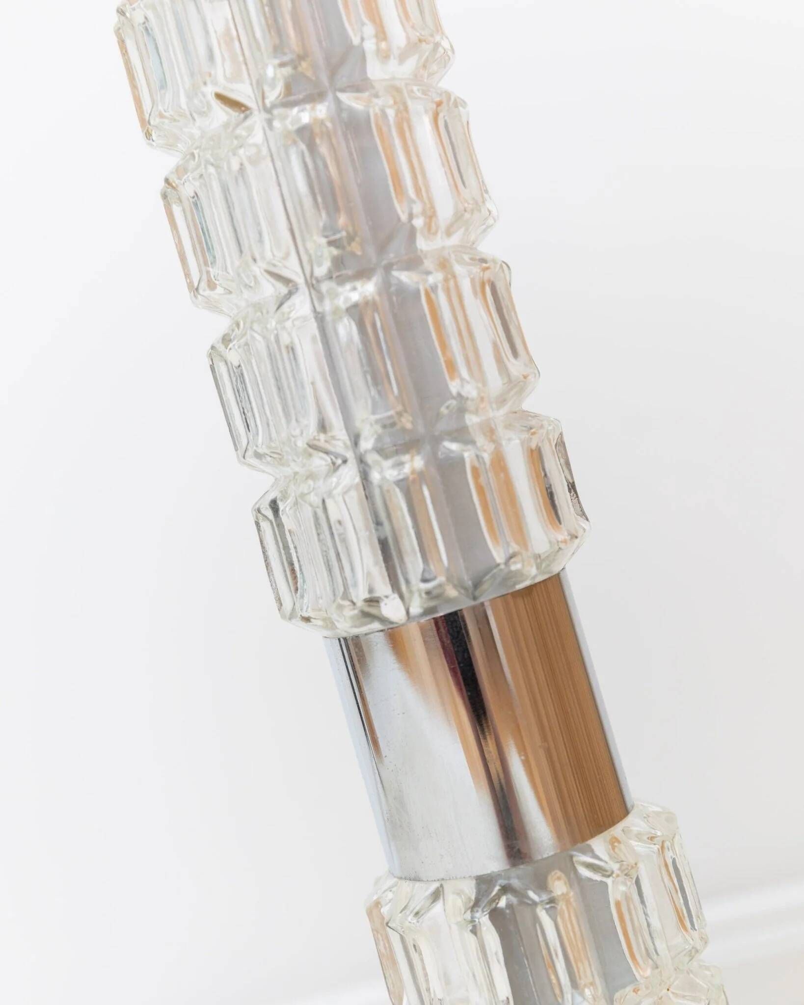 Richard Essig 1960s floor/table lamp with transparent glass body, chrome base, brown rattan shade