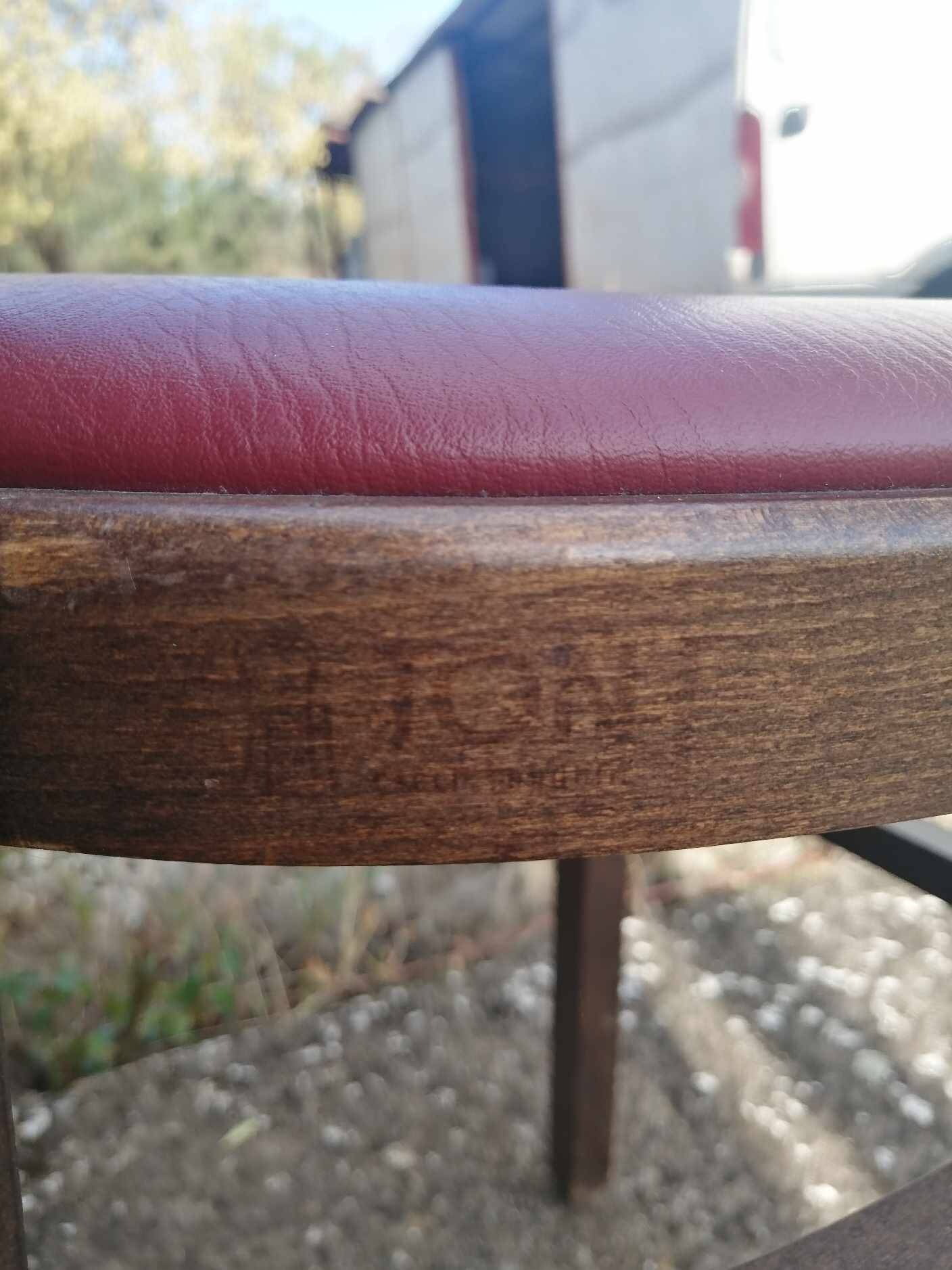 Lot de 19 chaises bistrot en bois et skaï rouge vintage.