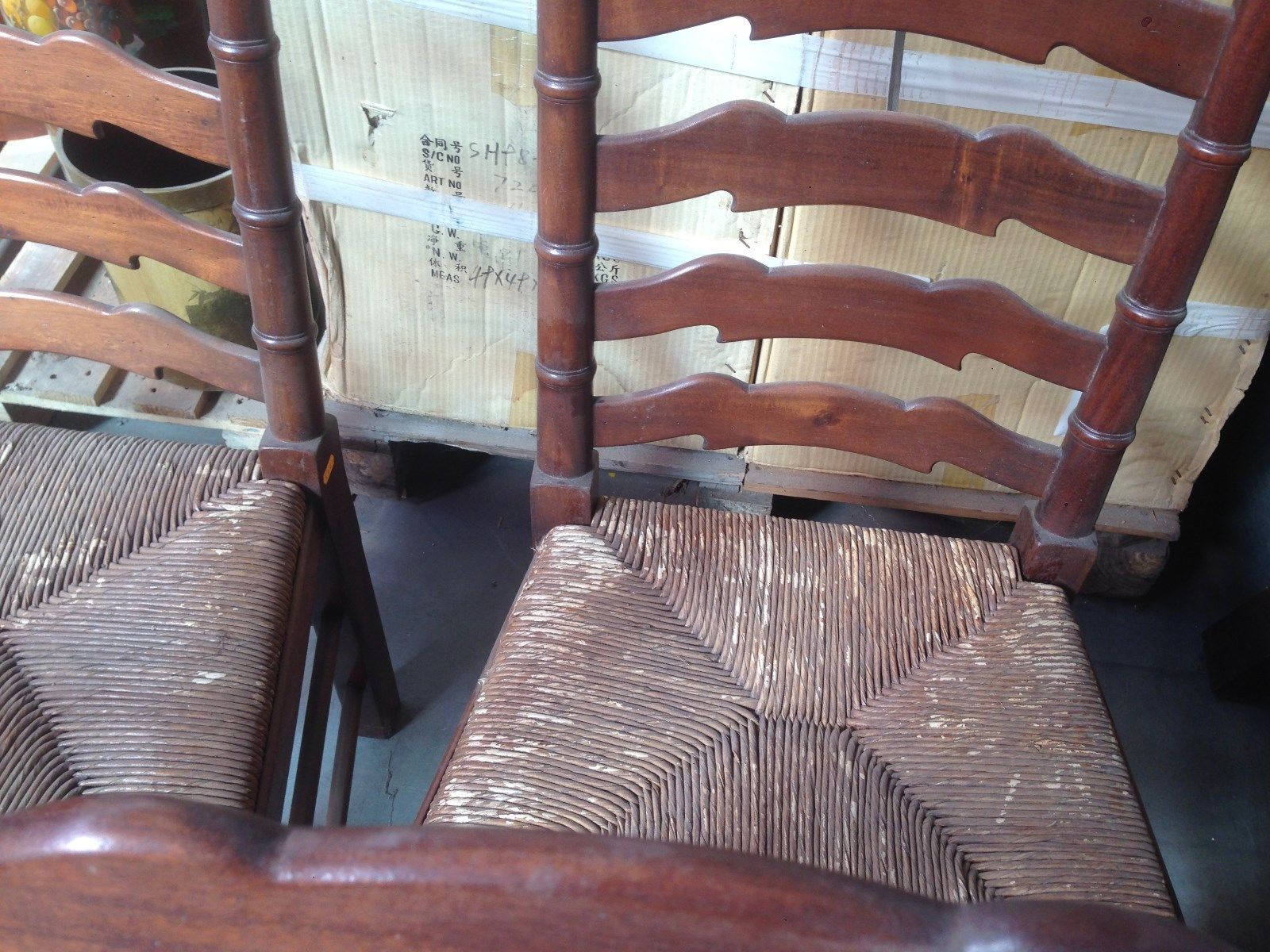Ensemble de six chaises dossier à barreau