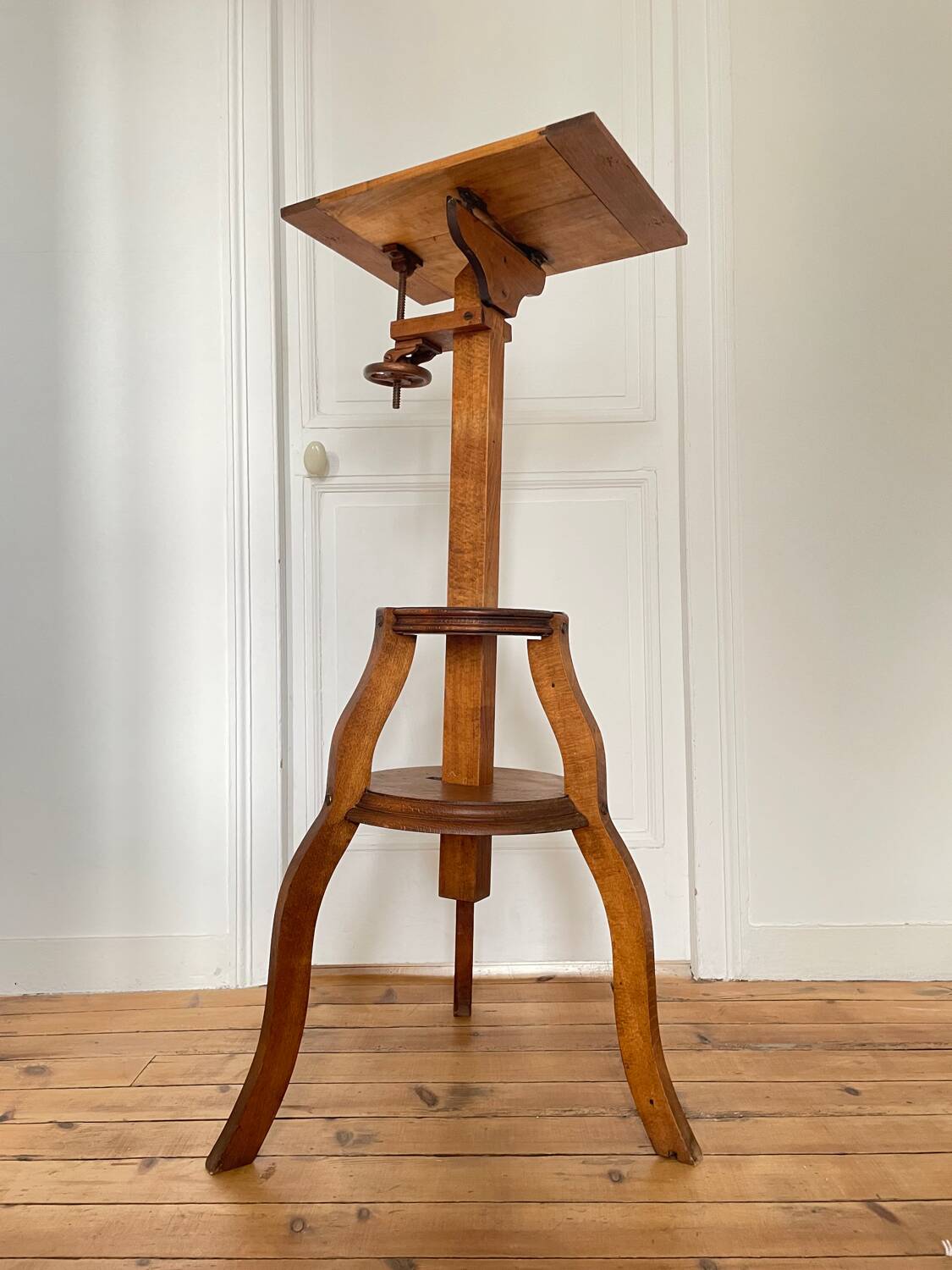 19th century tripod photo room
