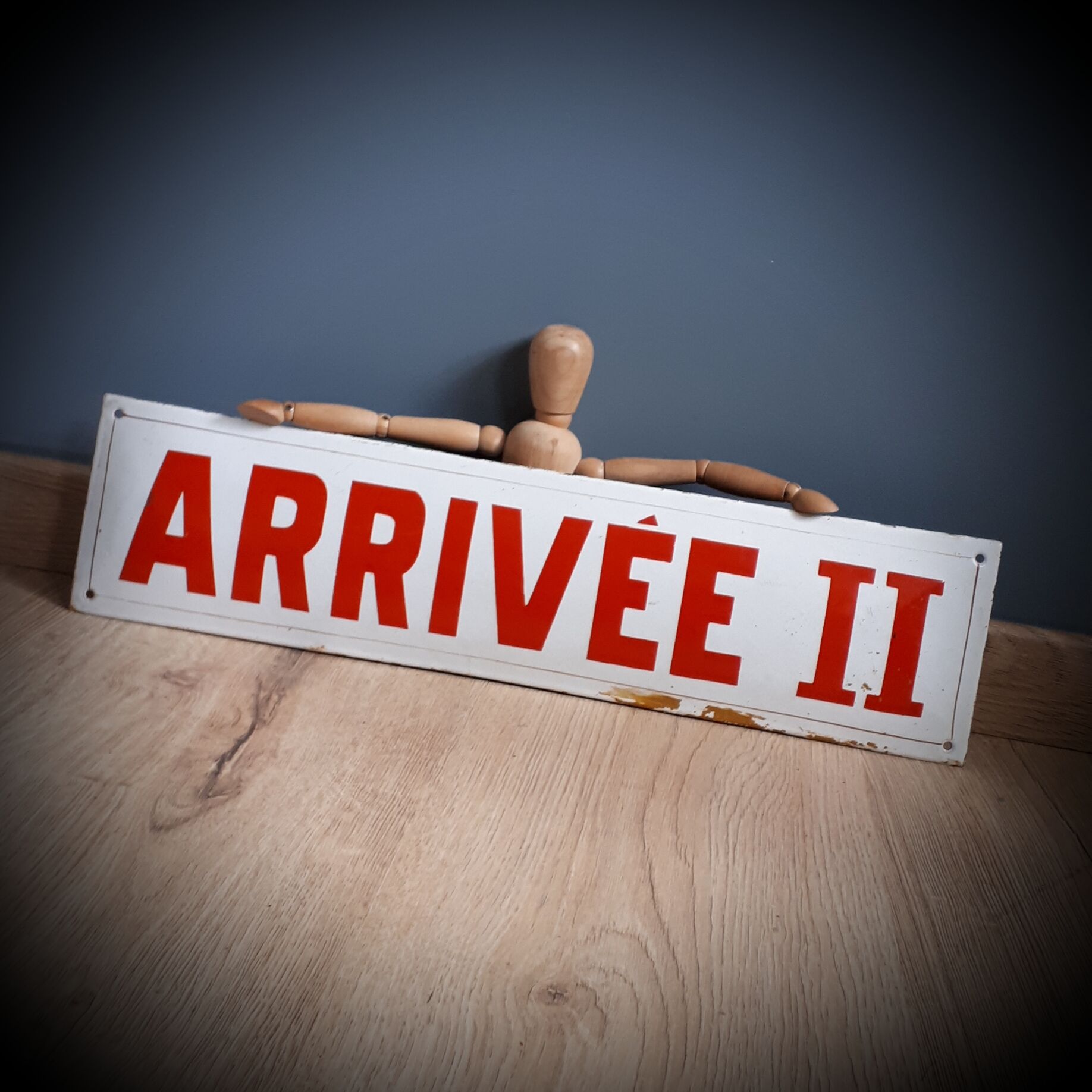 Curved enamelled plate finish II