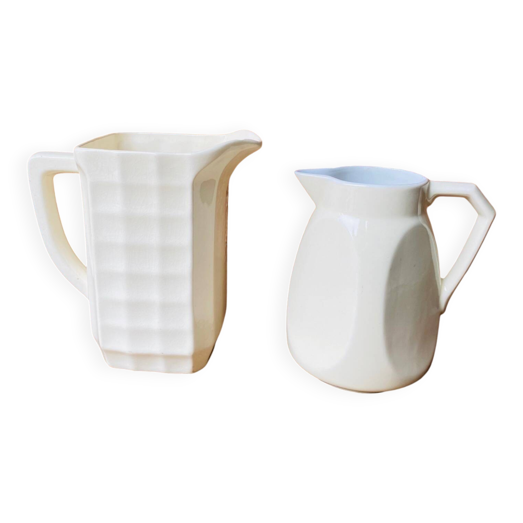 A pair of vintage ceramic jugs from the 1950s.