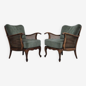 Années 1950, une paire de fauteuils danois dans leur état d'origine, velours, bois de frêne, grillage d'ameublement.