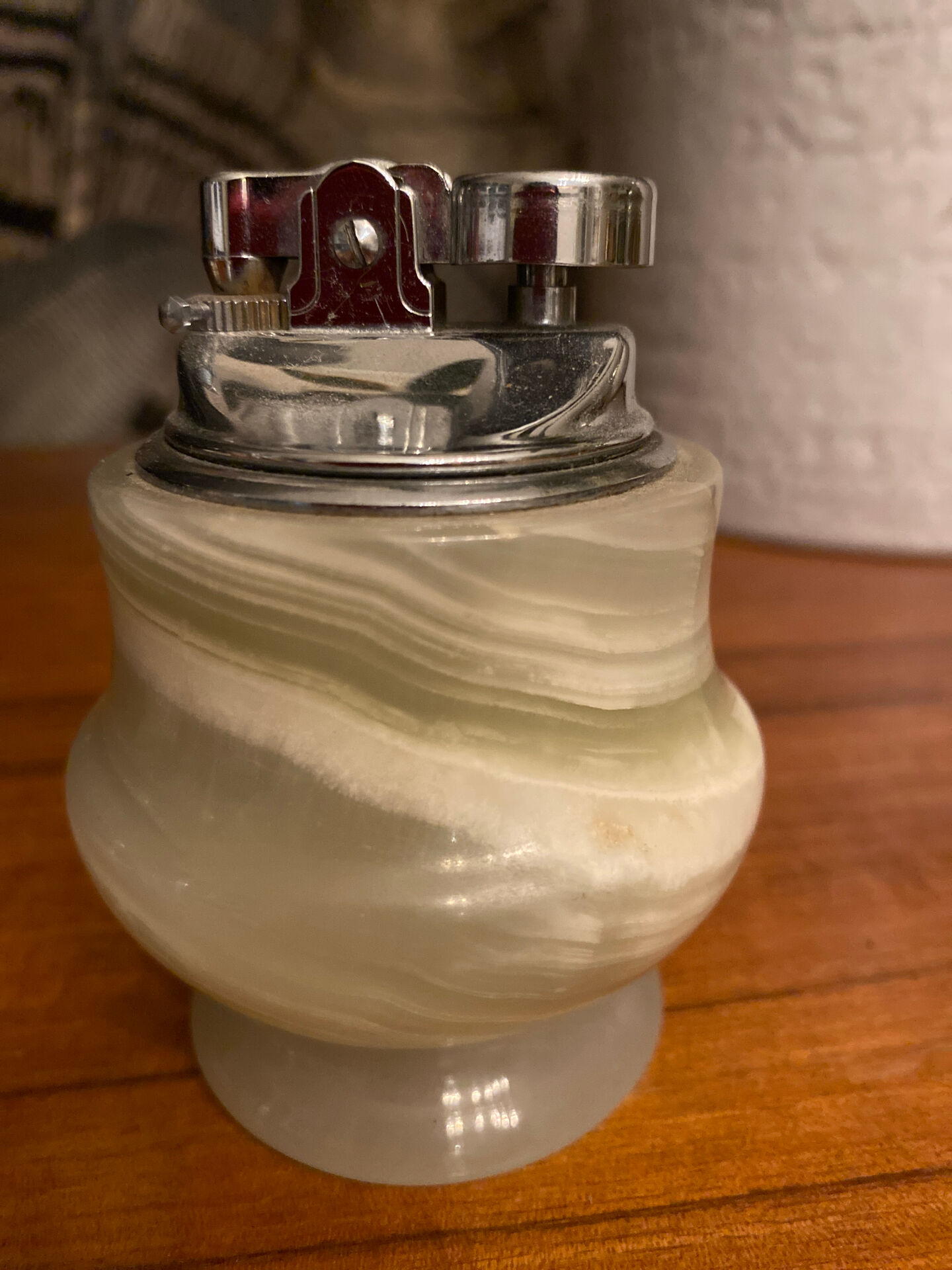 Ashtrays and lighters in onyx marble mother-of-pearl.