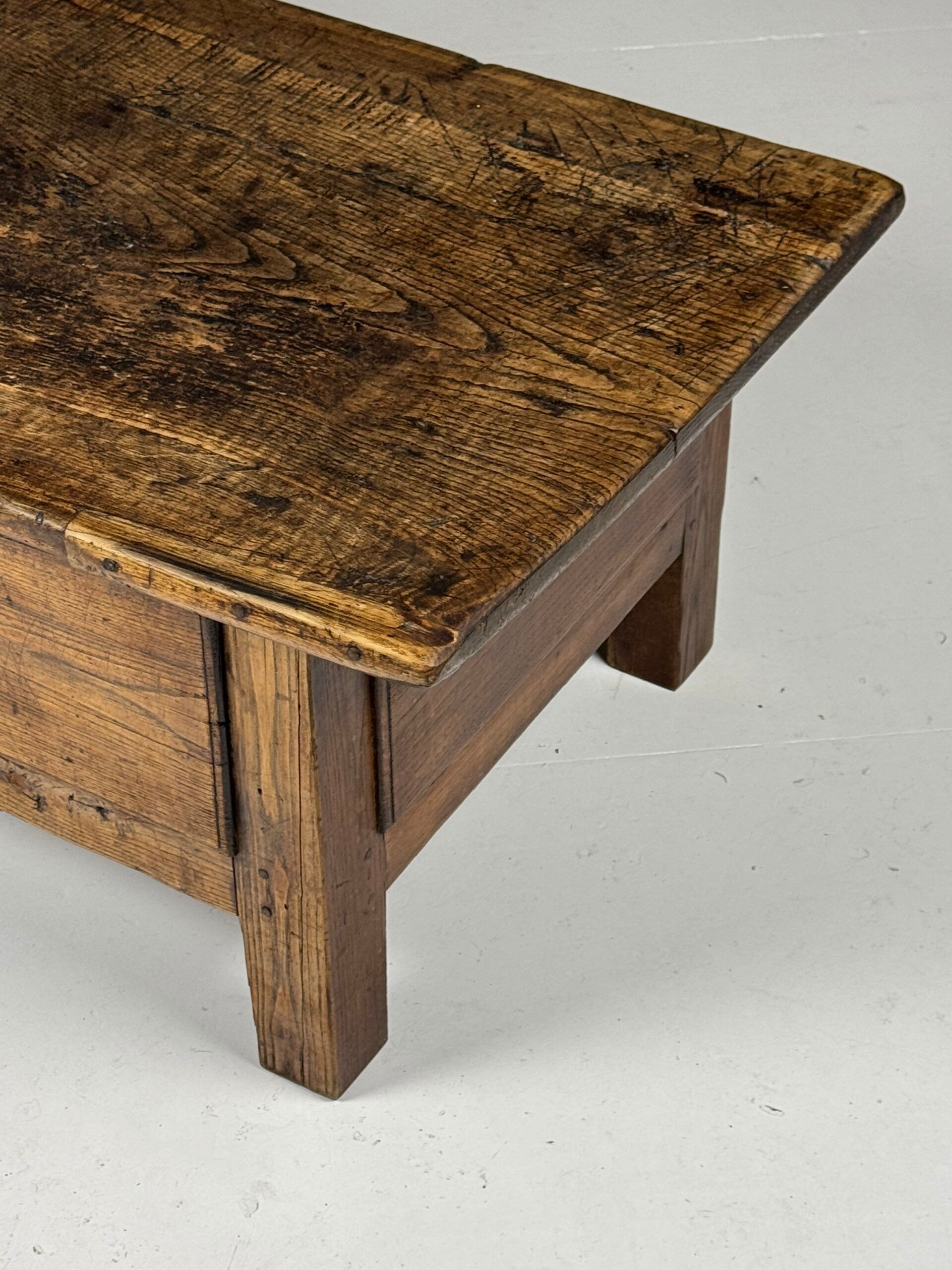 Table basse espagnole du XVIIIe siècle