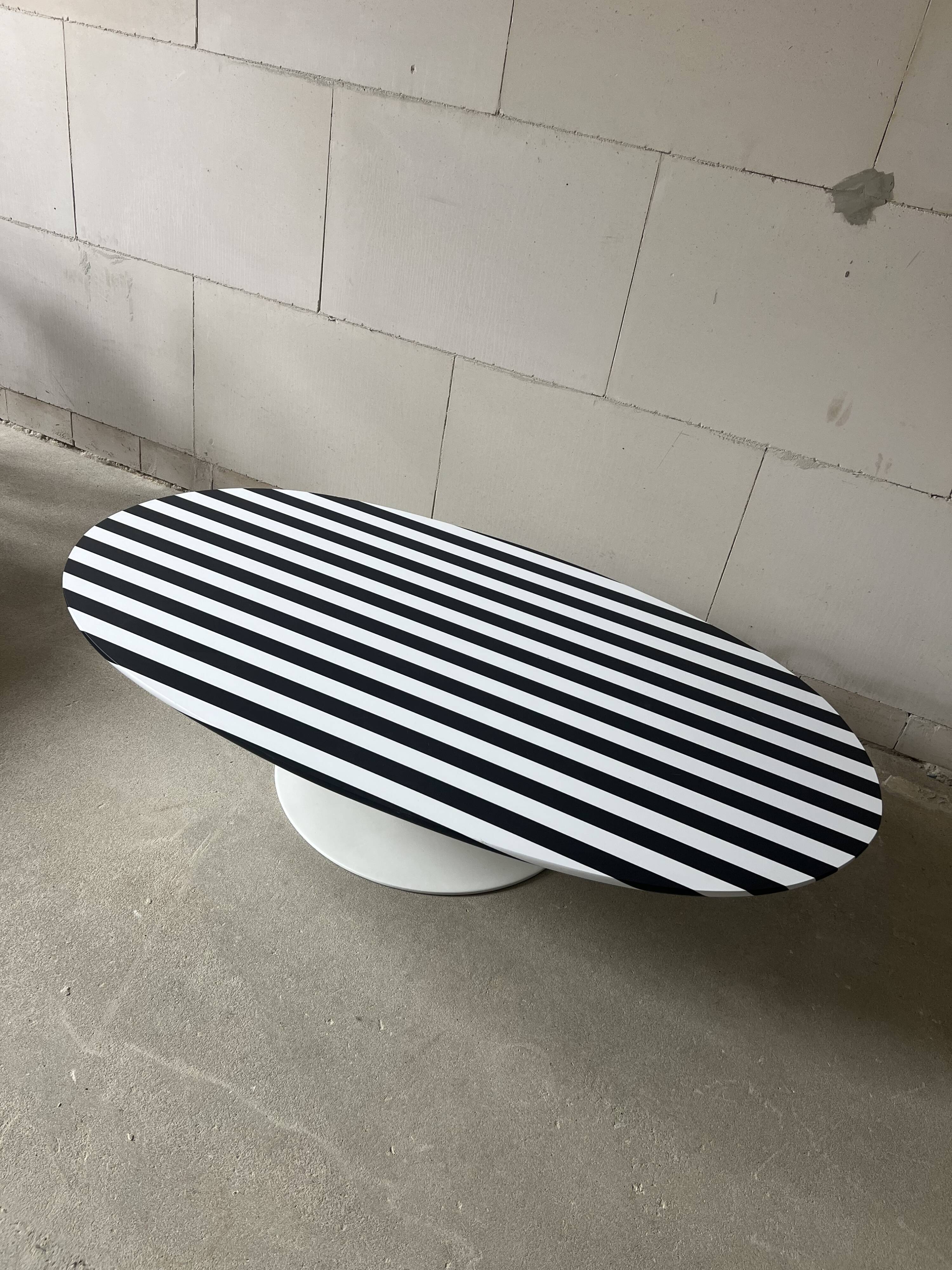 Table basse "Surfboard" de Maurice Burke pour Arkana, années 1960.