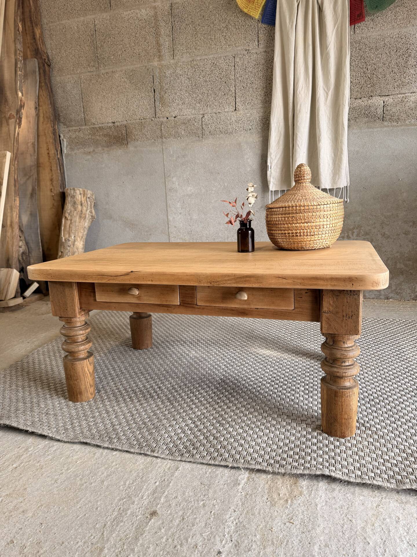 Antique solid wood coffee table – 2 drawers – turned legs