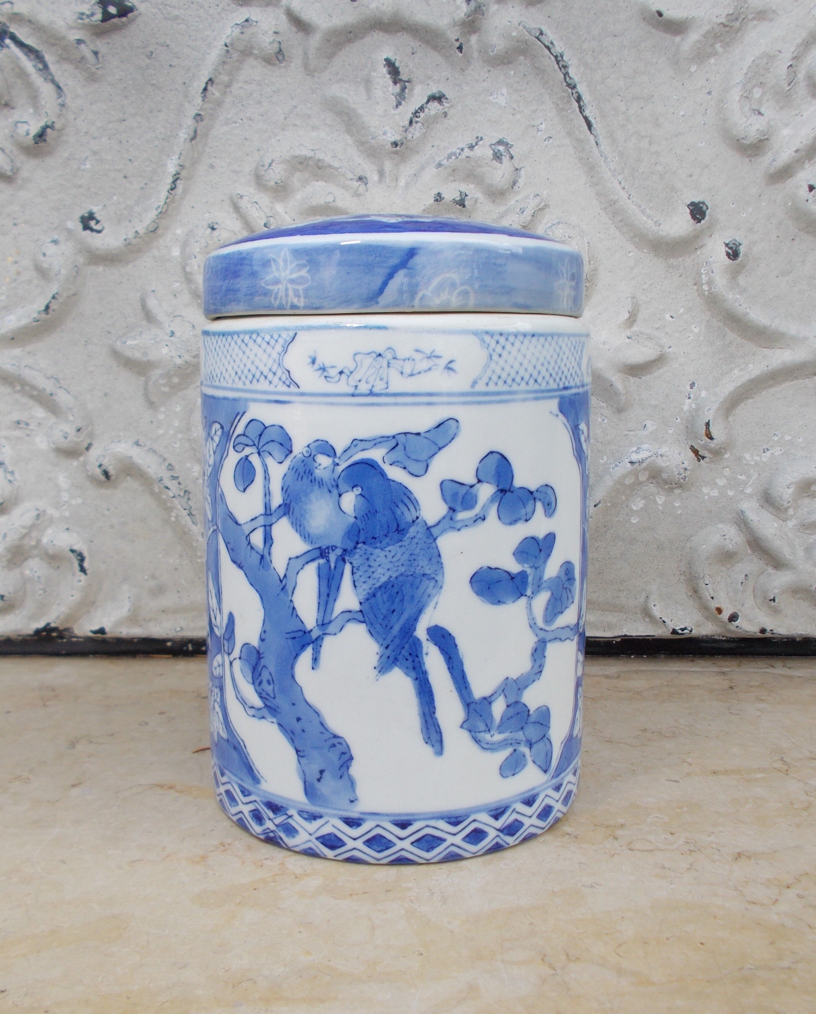 Vintage porcelain China pot covered white blue décor
