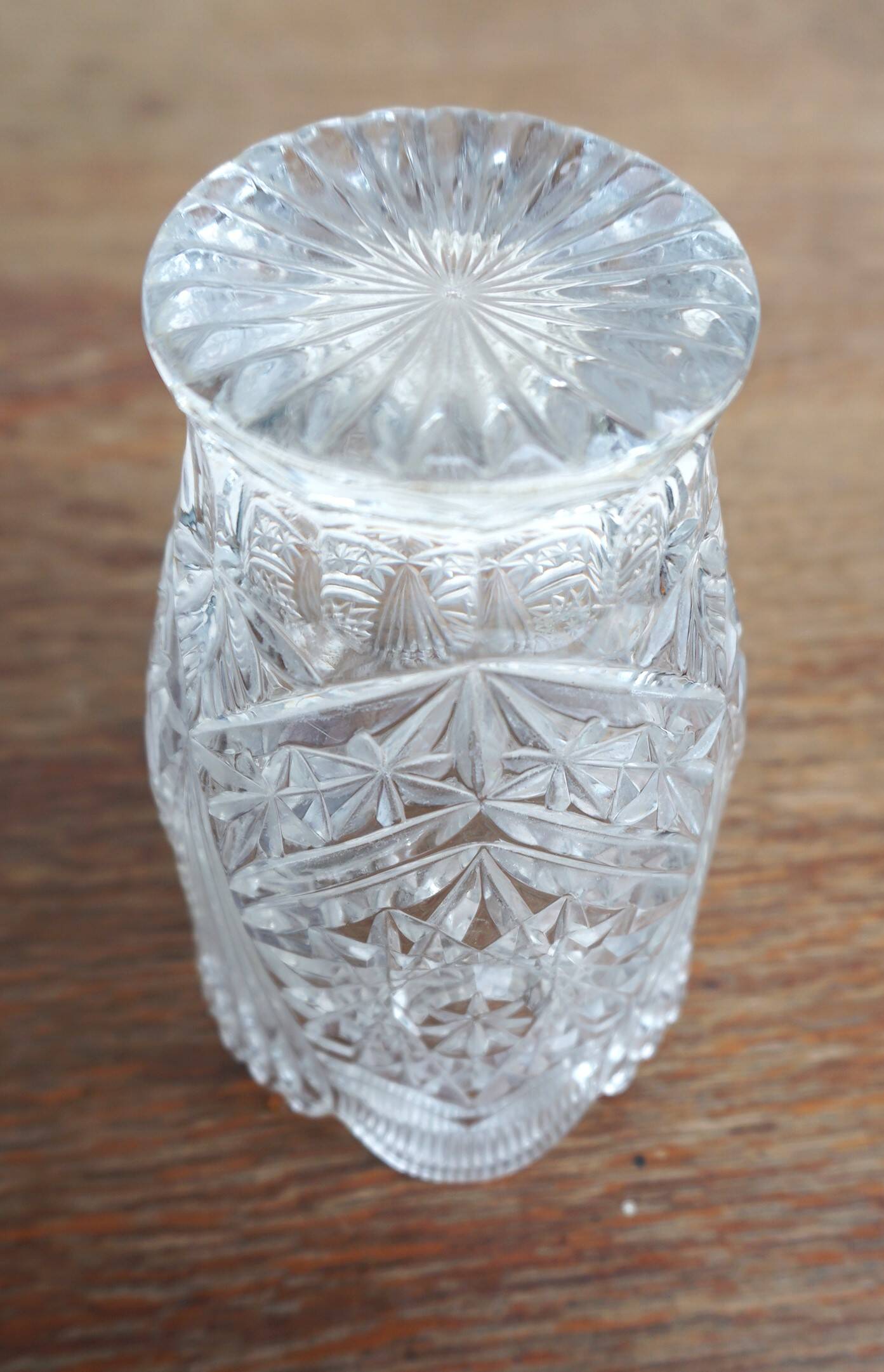 Small crystal vase with chiseled patterns and geometric decorations