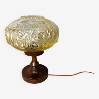 Petite lampe de table en bois et verre ambré irisé