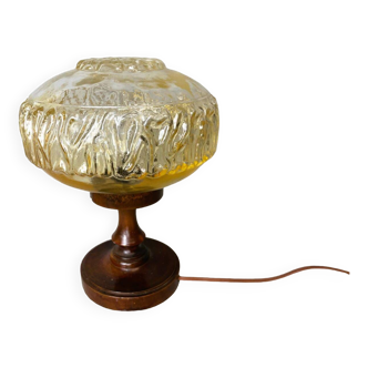 Petite lampe de table en bois et verre ambré irisé