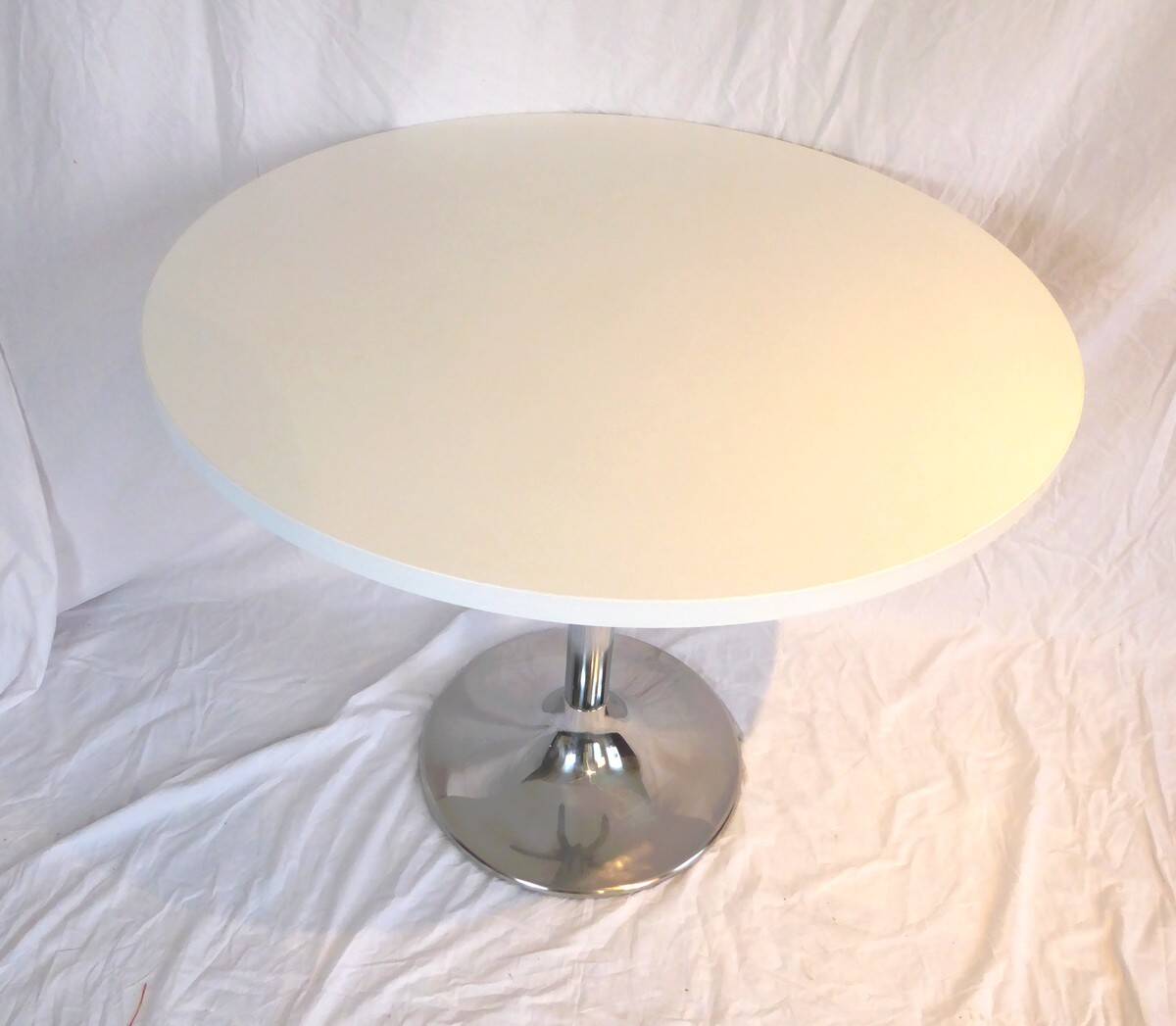 "Tulip" type round table diam. 90cm