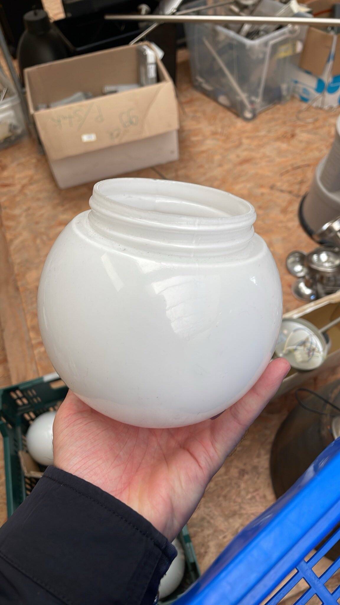 Plafonnier sphérique en verre opalin, abat-jour en verre opale de 7,5 cm de diamètre.