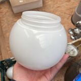 Plafonnier sphérique en verre opalin, abat-jour en verre opale de 7,5 cm de diamètre.