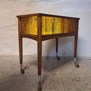 Une table en bois mobile et unique des années 1970