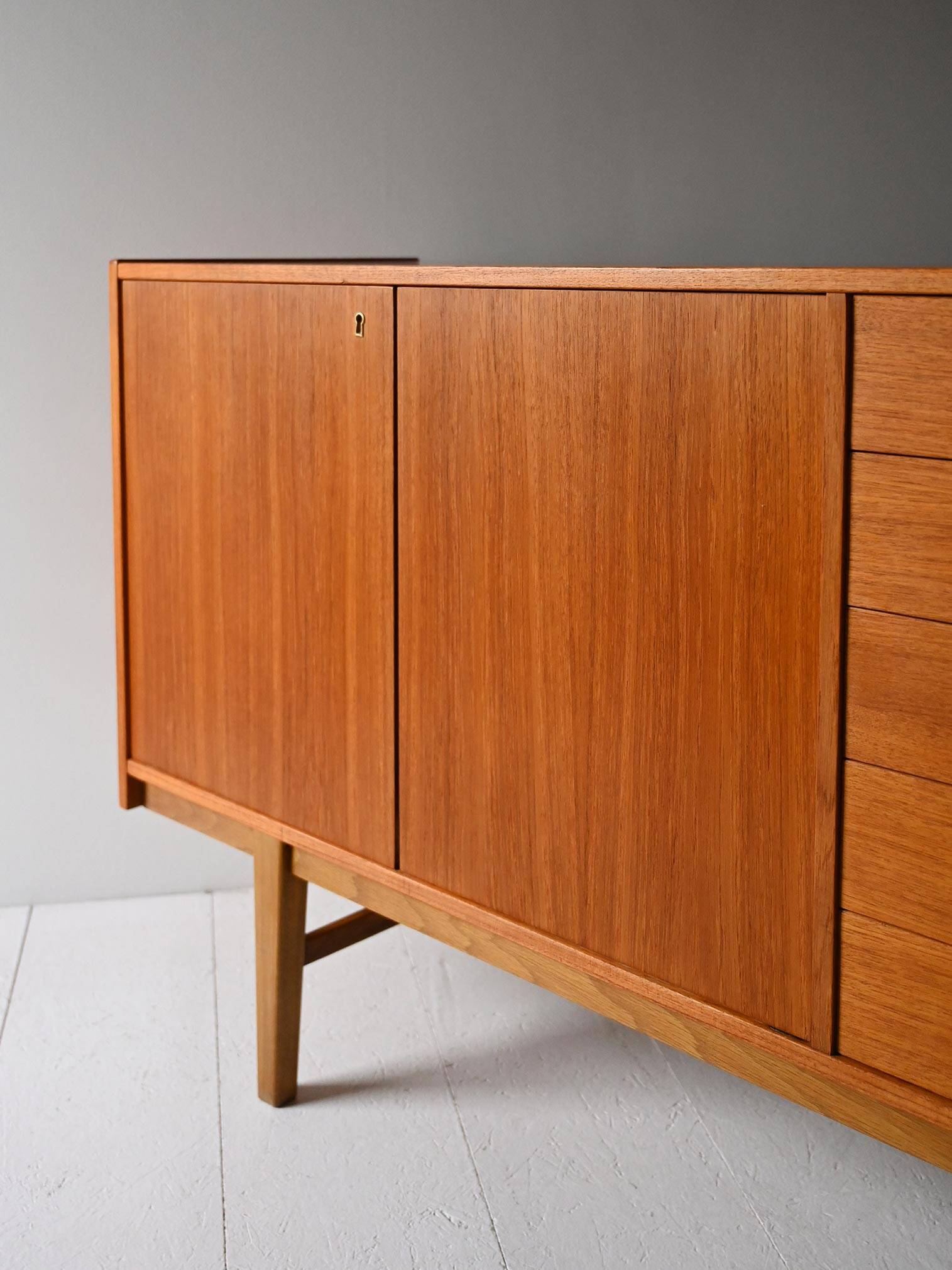 Buffet scandinave vintage en teck des années 1960