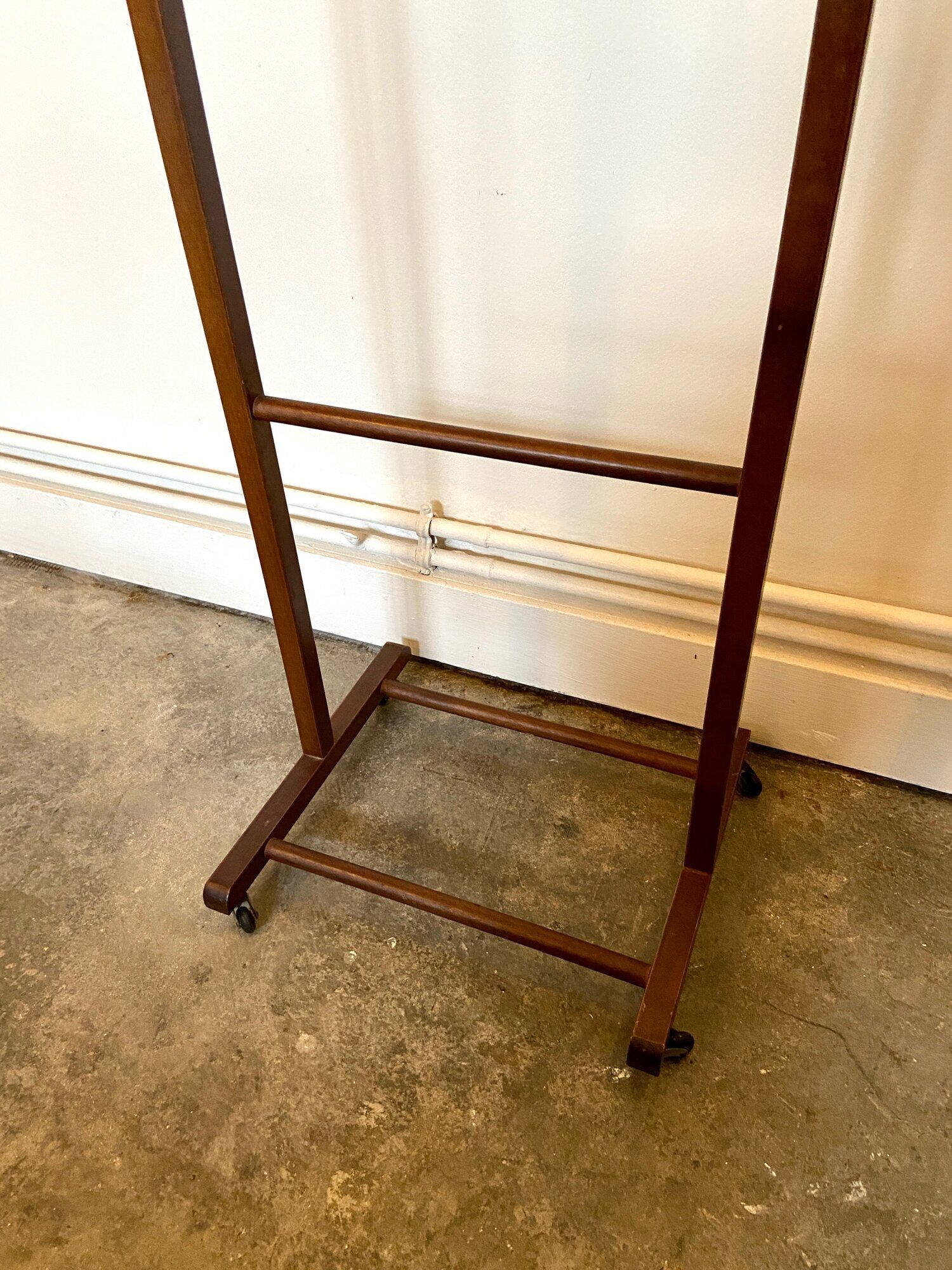 Valet de chambre on dark wood wheels
