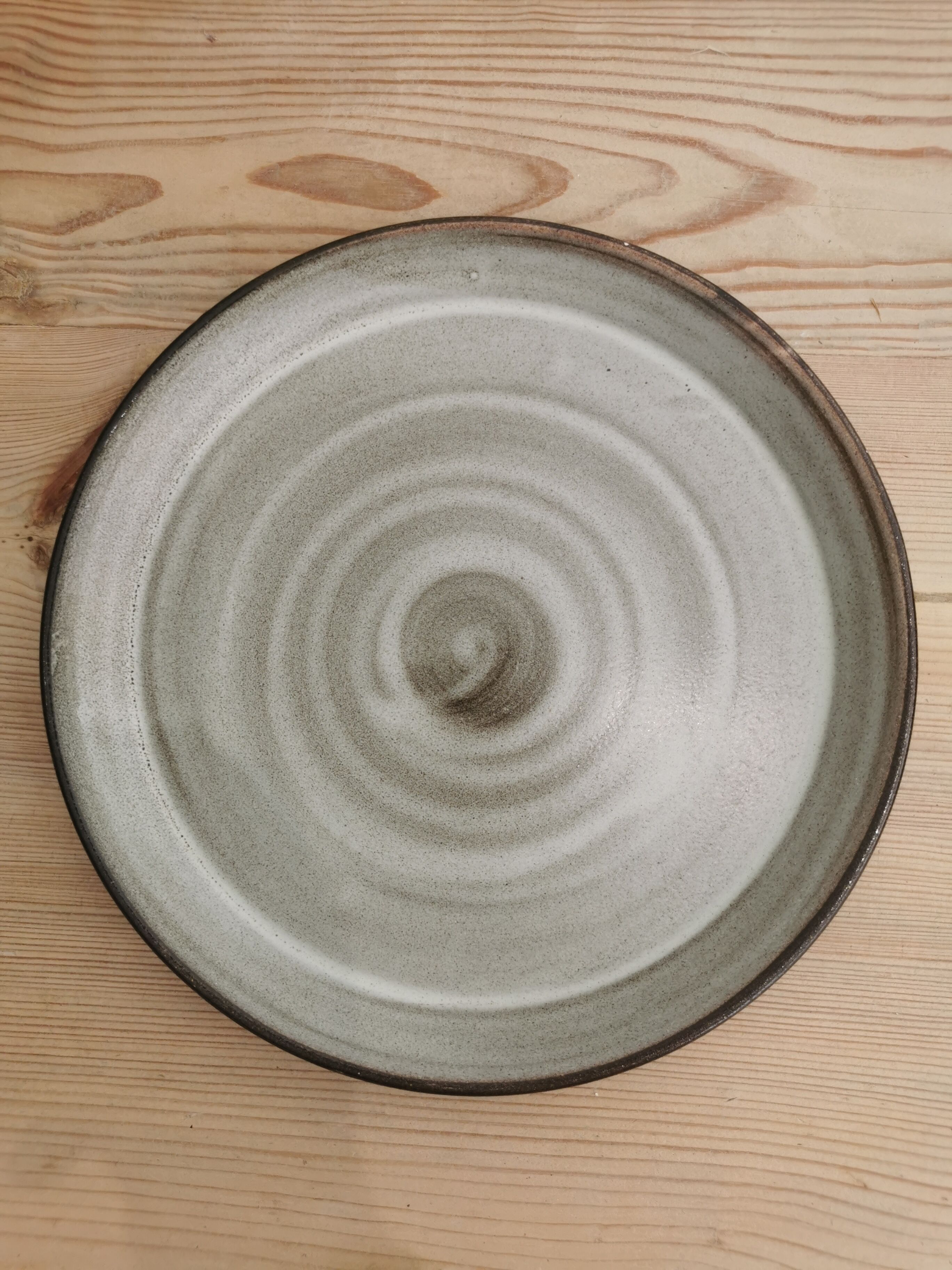 8 flat plates in vintage ceramic