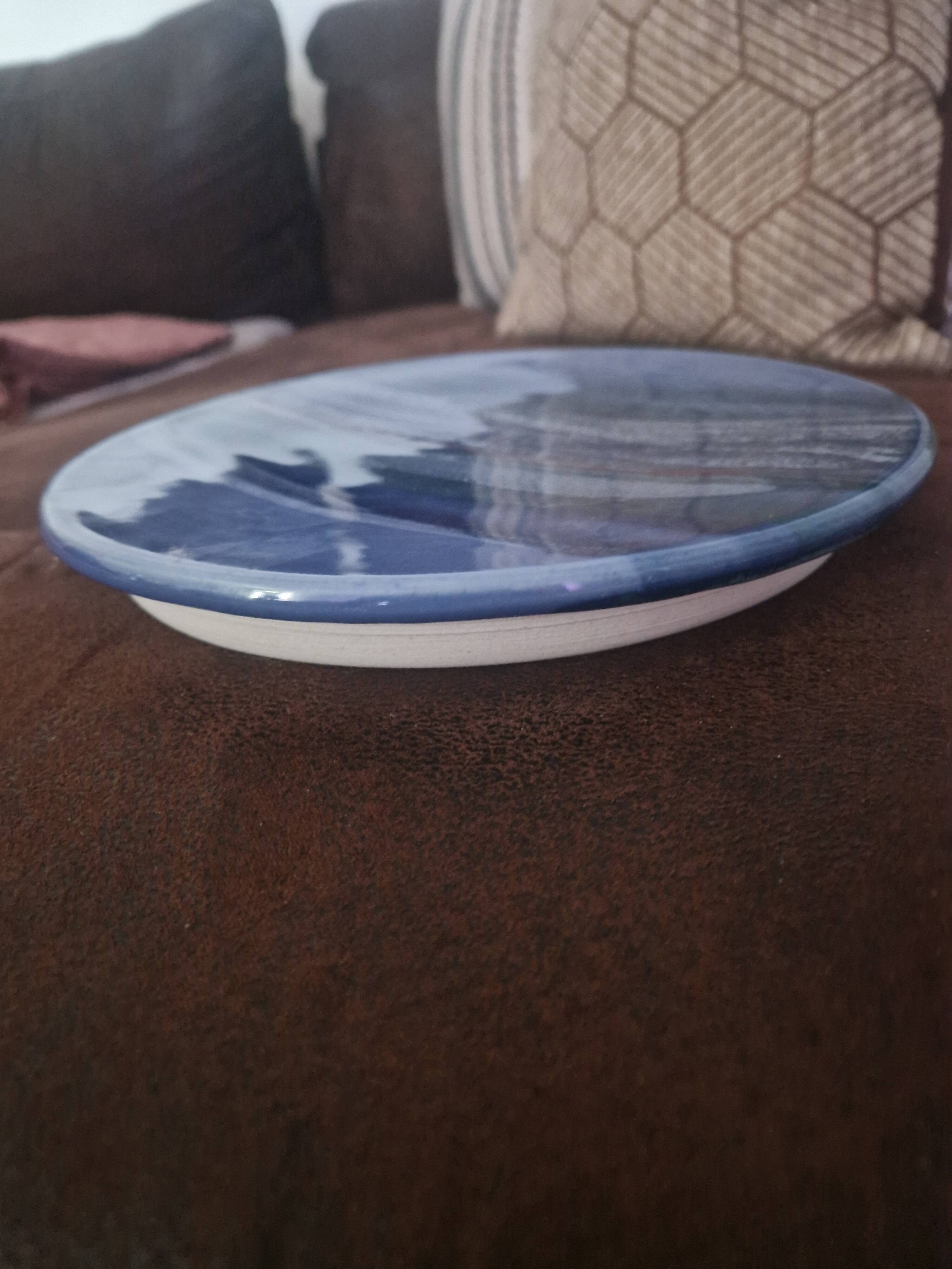 Plat rond en céramique d'art bleue - Signé Robinson